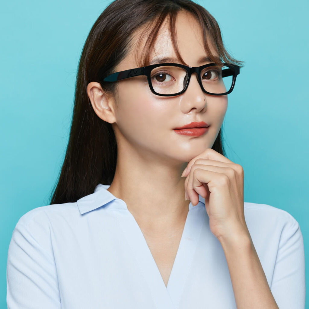 鼻柱下降の名医の探し方を説明している看護師