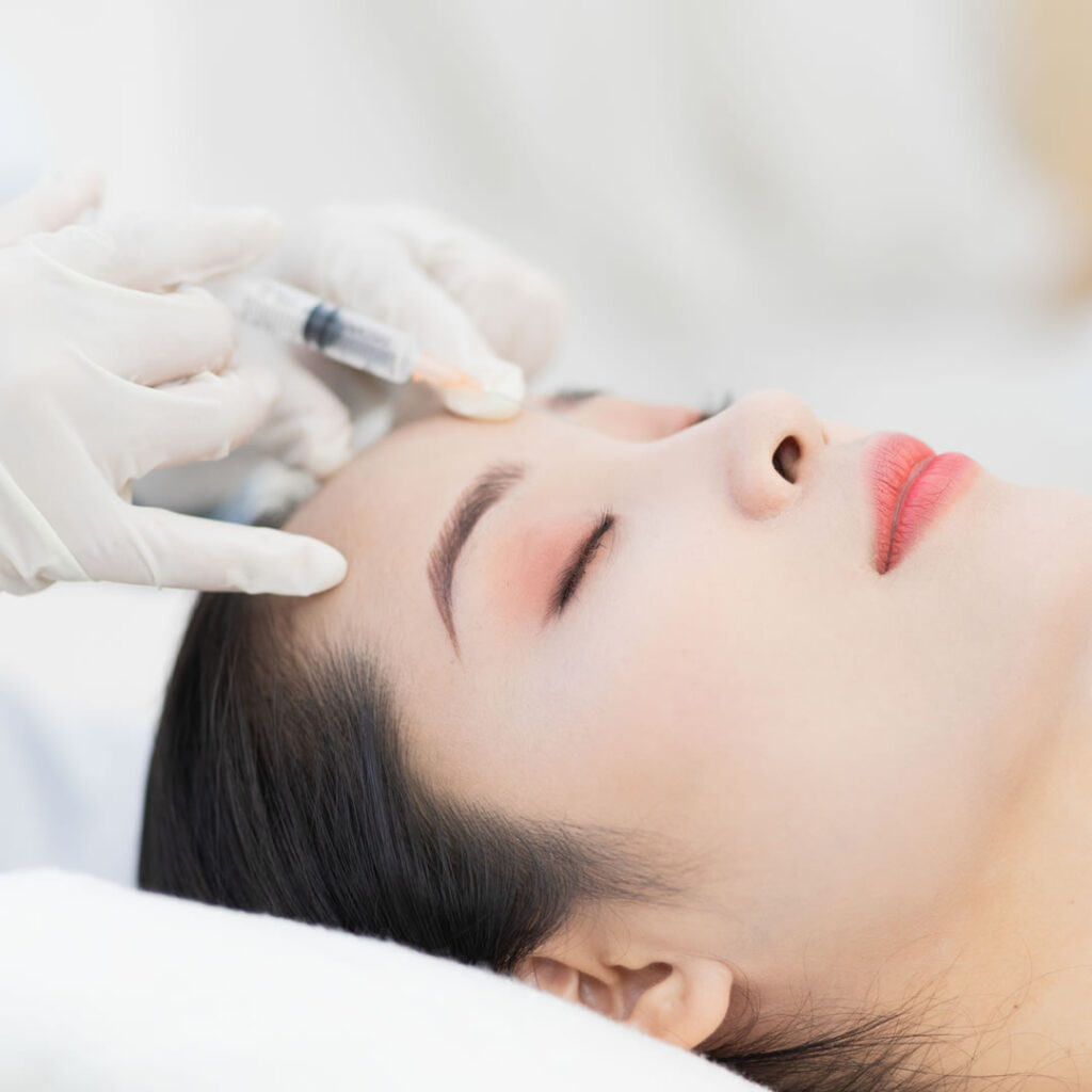 皮膚に注射をしている所