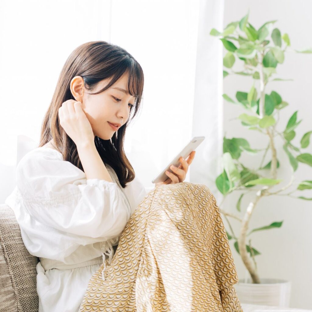 肩こりボトックスの注意点を説明している看護師